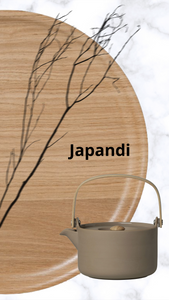 Japandi, natürliche Materialien wie das Holz des Tabletts oder die Keramik der Teekanne sind da nicht wegzudenken. 