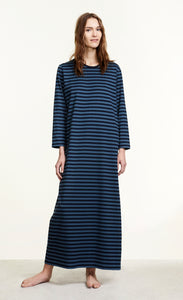 Das beliebte Hauskleid und Nachthemd Katju mit langem Ärmel im Streifen-Design Tasaraita von Marimekko.