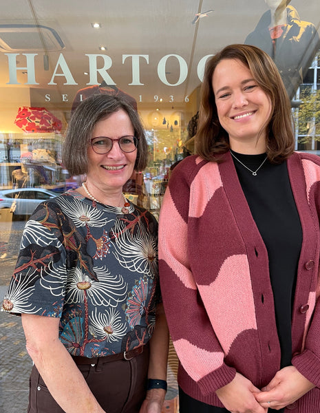 Team HARTOG Berlin hat 2 Neue: Angie, die im Klaus Haapaniemi Shirt links steht und sich super mit iittala auskennt und Kristin, rechts in der Marimekko-Strickjacke, die unsere Beratungen im Bereich Mode kompetent unterstützt.  