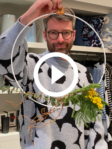 Torben dekoriert die Strups Ringe, denn der Frühling und Ostern kommen! 