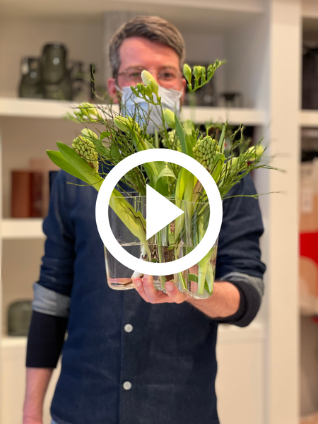 Unser Chef Torben Pahl mit der dekorierten Aalto-Vase, auch Savoy-Vase genannt. Designt vom finnischen Architekten Alvar Aalto, gibt es bei HARTOG Berlin. 