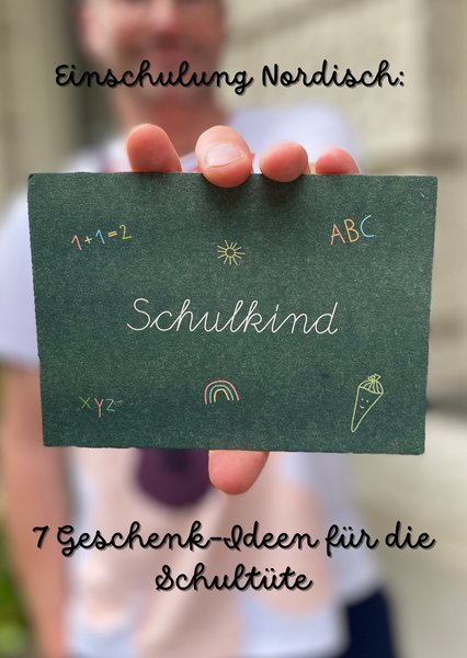 Unsere 7 Ideen für die Schultüte. Torben zeigt eine passende Karte zum Schulstart.