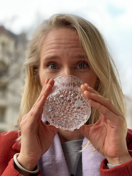 Nascha vom Team HARTOG Berlin und ihr Lieblings-Design-Klassiker von iittala: Ultima Thule von Tapio Wirkkala. 