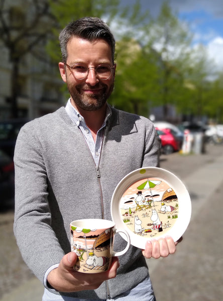 Torben von HARTOG Berlin mit Teilen der Moomin Midsummer Collection 2021 Together Tarra: Mumin Becher und Mumin Teller. 
