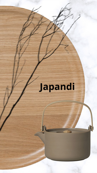Japandi, natürliche Materialien wie das Holz des Tabletts oder die Keramik der Teekanne sind da nicht wegzudenken. 