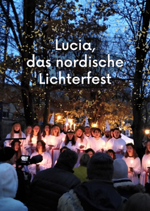 Ein Lucia-Chor der Schwedischen Gemeinde Berlin auf dem Julbasar mit Lucia, Jungfrauen und Sternenjungen singt Lucia-Lieder unter Bäumen. 