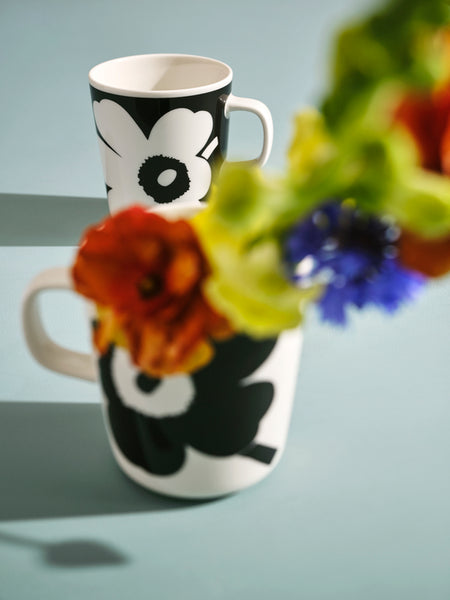 Die Unikko-Blüte von Marimekko, inoffizielles Markenzeichen des Unternehmens, auf Trinkbechern 