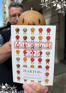 Herzliche Einladung zu unserer Mittsommer Feier 2025 mit den Hoptinisten! Hier schielt Bumble aus Holz über die Einladungs-Karte.