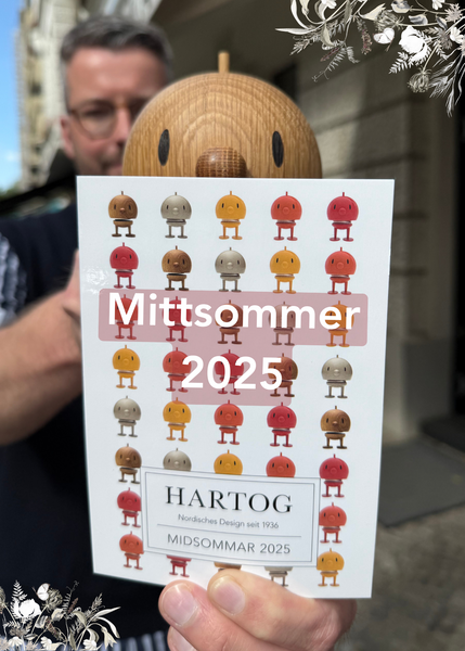 Herzliche Einladung zu unserer Mittsommer Feier 2025 mit den Hoptinisten! Hier schielt Bumble aus Holz über die Einladungs-Karte.
