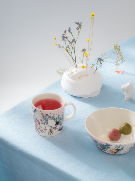 Der Moomin Winter-Becher 2023 ist da! Er heißt Sliding und ist in zarten hellblau und rosé-Tönen gehalten. 