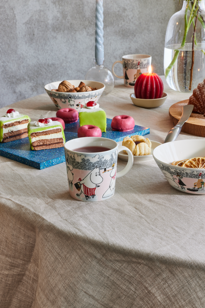 Der Moomins Winter-Becher 2022 bei HARTOG Berlin: Winter Wonders zeigt die Moomins beim Wintersport.