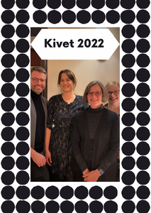 Team HARTOG (vlnr Torben, Kristin, Angie, Birgit) blickt auf 2022 zurück. Das Jahr stand unter dem Zeichen von Kivet, dem Muster von Maija Isola für Marimekko, das Steine darstellt. 