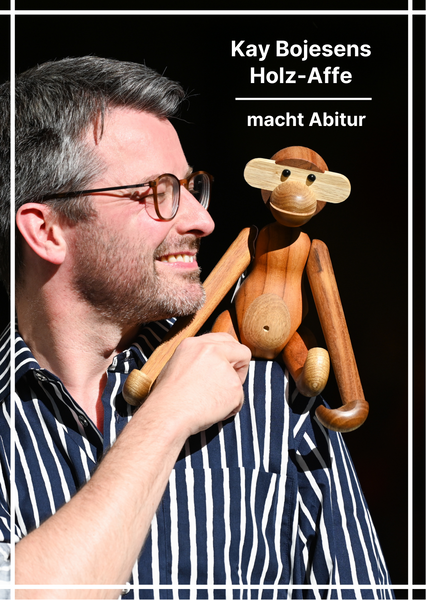 Auf Torbens Schulter hat es sich Kay Bojesens Holz-Affe bequem gemacht. Für den Design-Klassiker gibt es verschiedene Kopf-Bedeckungen, auch Abiturienten-Mützen. 