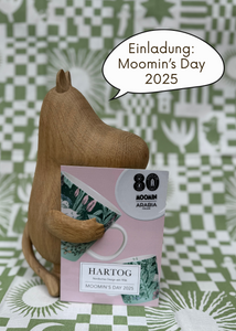 Moomin aus Holz von Boyhood mit der Einladung zum Moomin's Day bei HARTOG am 09.08.2025