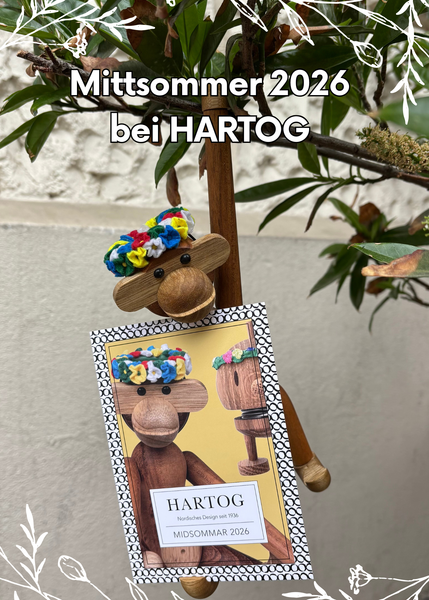 Feiern Sie mit uns und dem Kay Bojesen Mittsommer-Kranz für den Affen Mittsommer! Der Affe hängt hier mit unserer Einladung im Grünen.