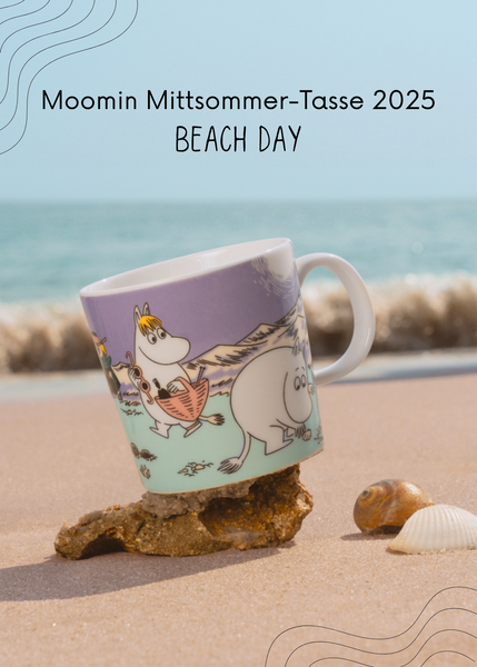 Mumin Mittsommer Tasse 2025 Beach Day in türkis und lila Tönen. Mit Snorkfräulein und Moomin auf der Vorderseite.