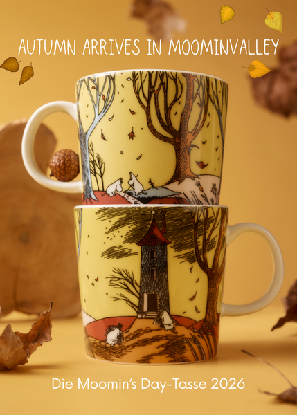 Die Moomin's Day Tasse 2026: Autumn arrives in Moominvalley. Hier zu sehen: 2 Tassen gestapelt, einmal die Vorder- und einmal die Rückseite. Der Herbst zieht im Moomintal ein. 