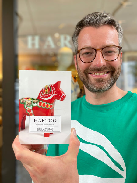 Torben mit der Einladung zu HARTOGs Mittsommer Event 2022 in Berlin: Alles dreht sich ums Dalapferd. 