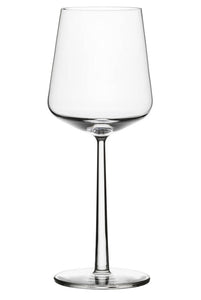 Essence Rotwein Glas, designt von Alferdo Häberli. Der Stil der Gläser der Essence-Reihe ist gleich lang, was ein einheitliches Bild ergibt. Das Glas ist unten nicht rund, sondern hat abgerundete Ecken. 