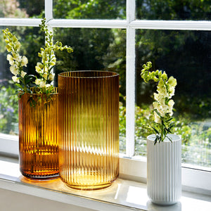 Lyngby Vase amber/bernstein auf Fensterbank